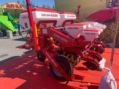 農(nóng)業(yè)機械展銷區(qū) 匯聚國內(nèi)外知名農(nóng)機產(chǎn)品，為農(nóng)業(yè)現(xiàn)代化賦能