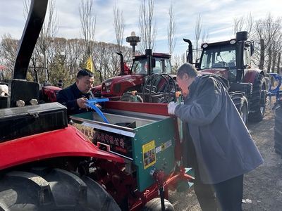 涼城縣 搶抓農時備春耕 農機市場購銷旺